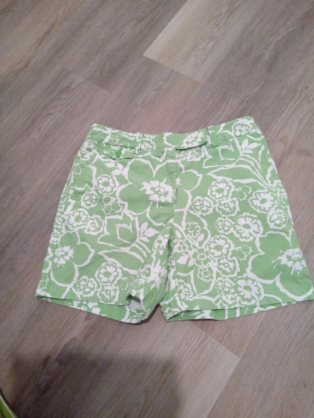 Jones New York Sport-Stretch Size 4 Green and White Floral Bermuda Shorts